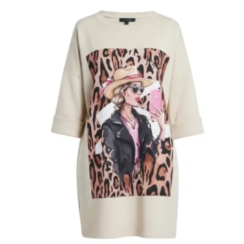 Sweaterdress-Tiger-Girl-beige-creme-lange-trui-half-lange-mouwen-trendy-print -Photoroom