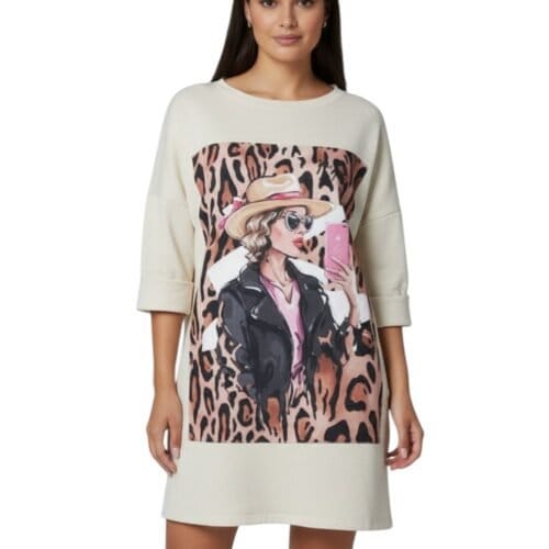 Sweaterdress-Tiger-Girl-beige-creme-lange-trui-half-lange-mouwen-trendy-print model-Photoroom