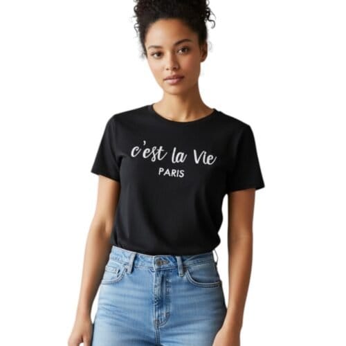 T-Shirt-Cest-La-Vie-zwart-zwarte-dames-shirt-met-tekst-trendy-musthave-fashion-truitjes-kopen-bestellen-tops-fashion-kleding-kopen-model-Photoroom