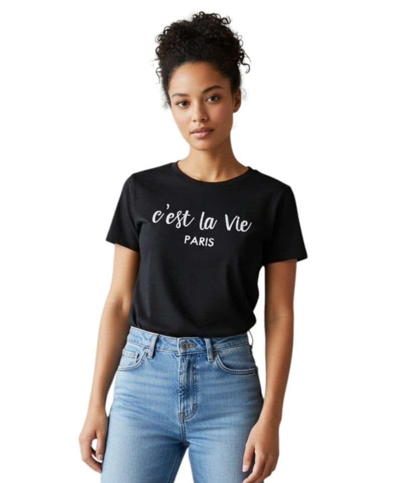 T-Shirt-Cest-La-Vie-zwart-zwarte-dames-shirt-met-tekst-trendy-musthave-fashion-truitjes-kopen-bestellen-tops-fashion-kleding-kopen-model-Photoroom