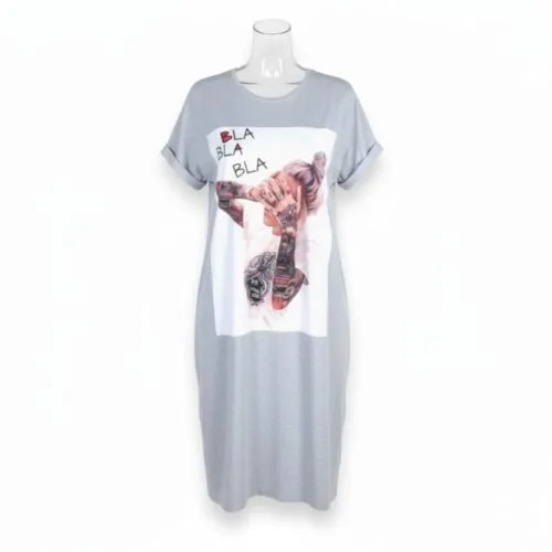 T-Shirt-jurk-Bla-Bla-Bla-grijs-grijze-lang-shirt-truitje-met-trendy-fashion-print-dame-tattoe-tekst-kleding-online-modemusthaves-kopen-Photoroom
