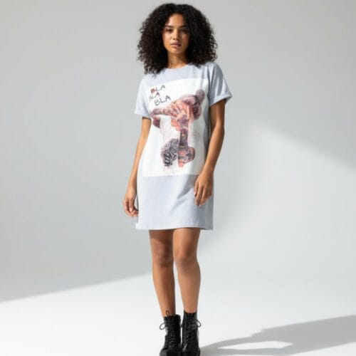 T-Shirt-Dress-Bla-Bla-Bla-grijs-grijze-lang-shirt-truitje-met-trendy-fashion-print-dame-tattoe-tekst-kleding-online-modemusthaves-kopen-bestellen-Photoroom
