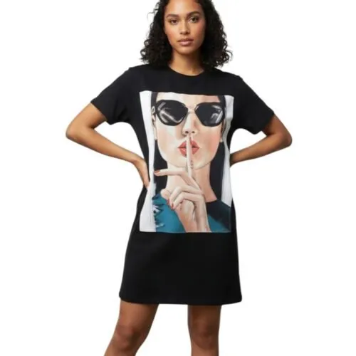 T Shirt Dress Shhh -zwarte-zwart-lang-shirt-truitje-met-trendy-fashion-print-dame-bril-en-peace-teken-kleding-online-modemusthaves-kopen model-Photoroom