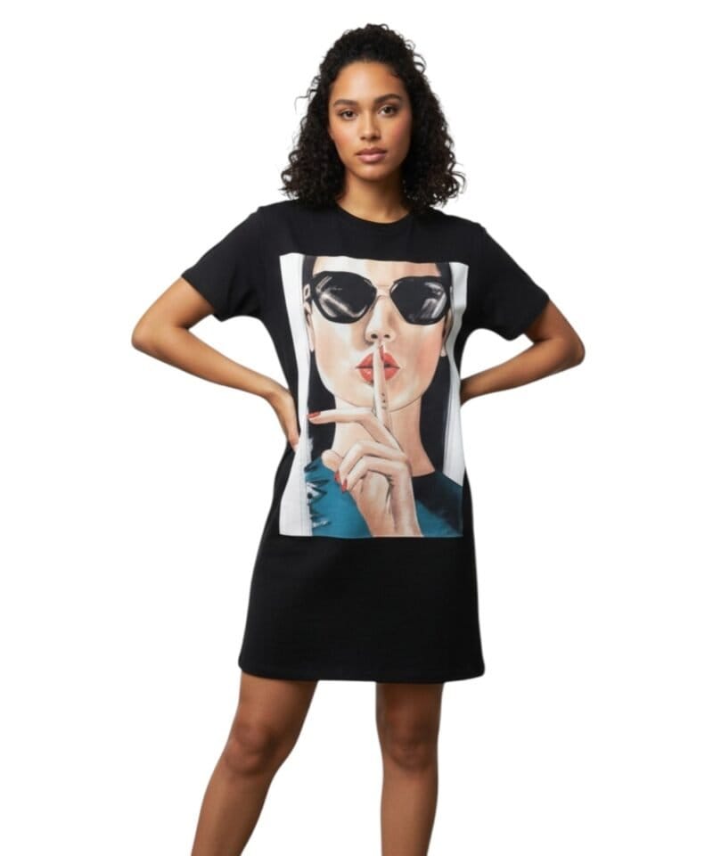 T Shirt Dress Shhh -zwarte-zwart-lang-shirt-truitje-met-trendy-fashion-print-dame-bril-en-peace-teken-kleding-online-modemusthaves-kopen model-Photoroom