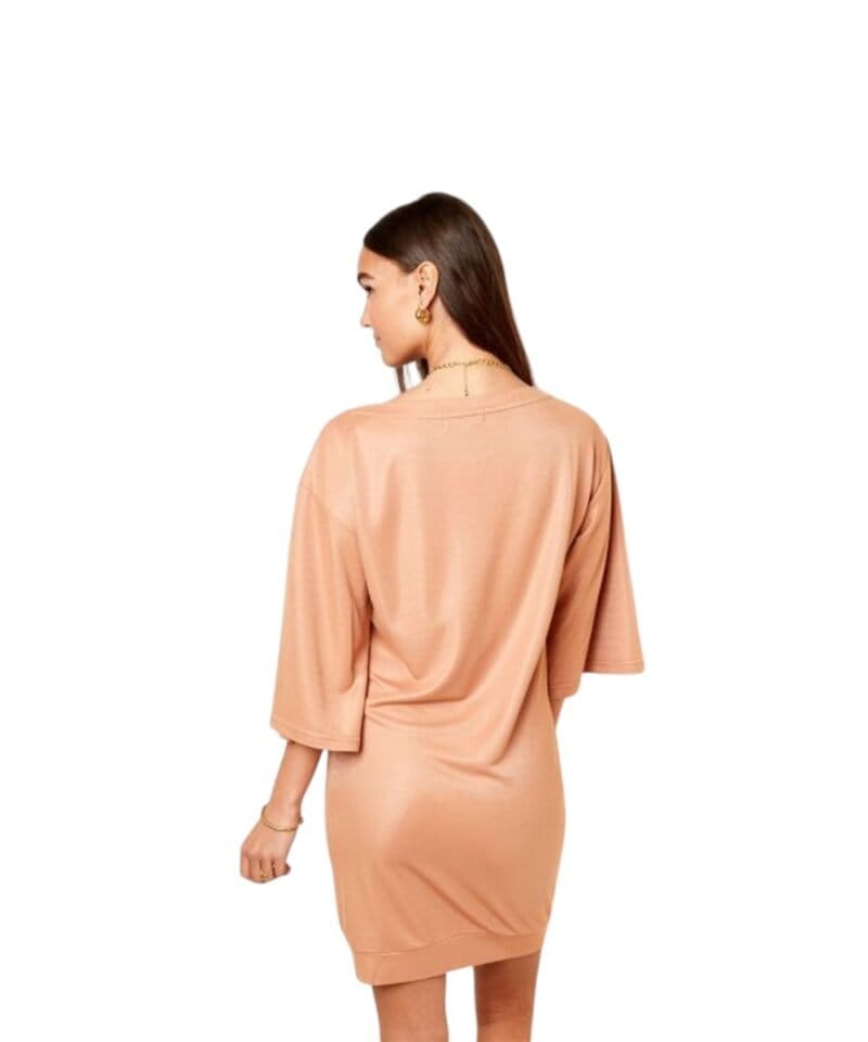 T-Shirtdress-Shimmer-licht-bruin-bruine-dames-jurken-met-glanzende-coating-trendy-kleding-yehwant-fashion-bestellen-kopen-back (2)-Photoroom