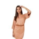 T-Shirtdress-Shimmer-licht-bruin-bruine-dames-jurken-met-glanzende-coating-trendy-kleding-yehwant-fashion-bestellen-kopen-details (2)-Photoroom