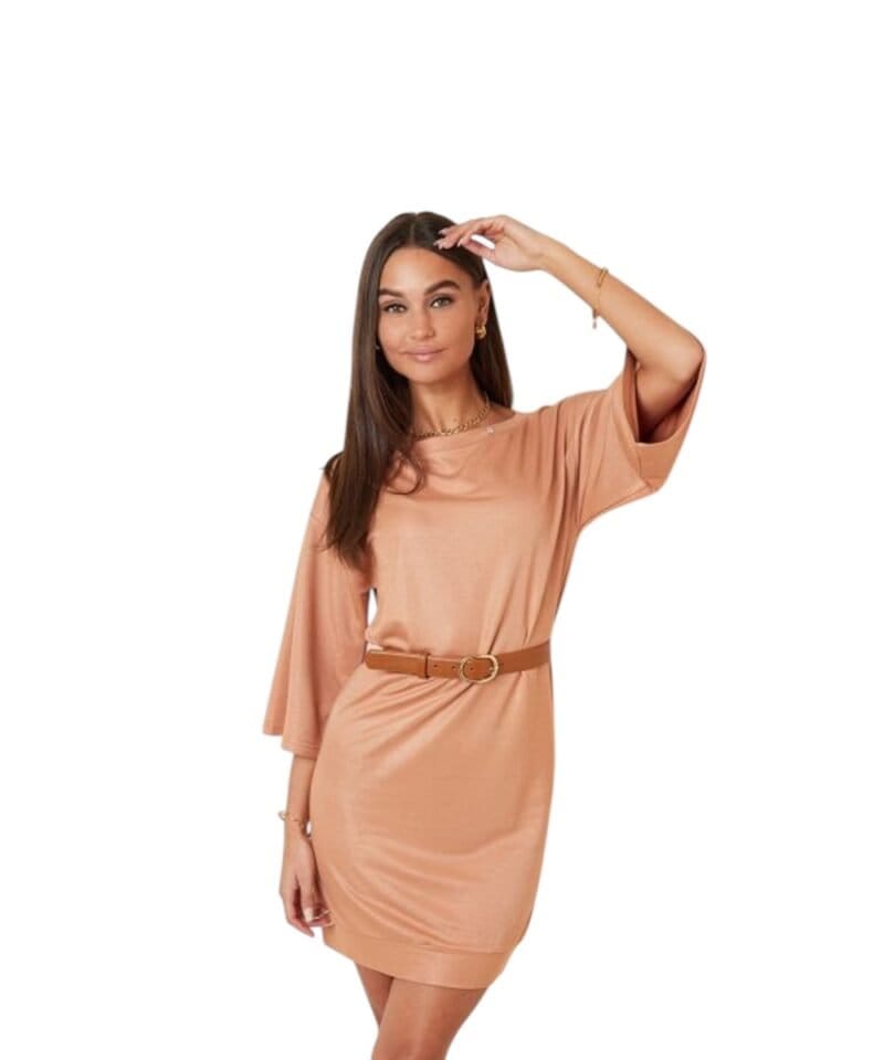T-Shirtdress-Shimmer-licht-bruin-bruine-dames-jurken-met-glanzende-coating-trendy-kleding-yehwant-fashion-bestellen-kopen-details (2)-Photoroom