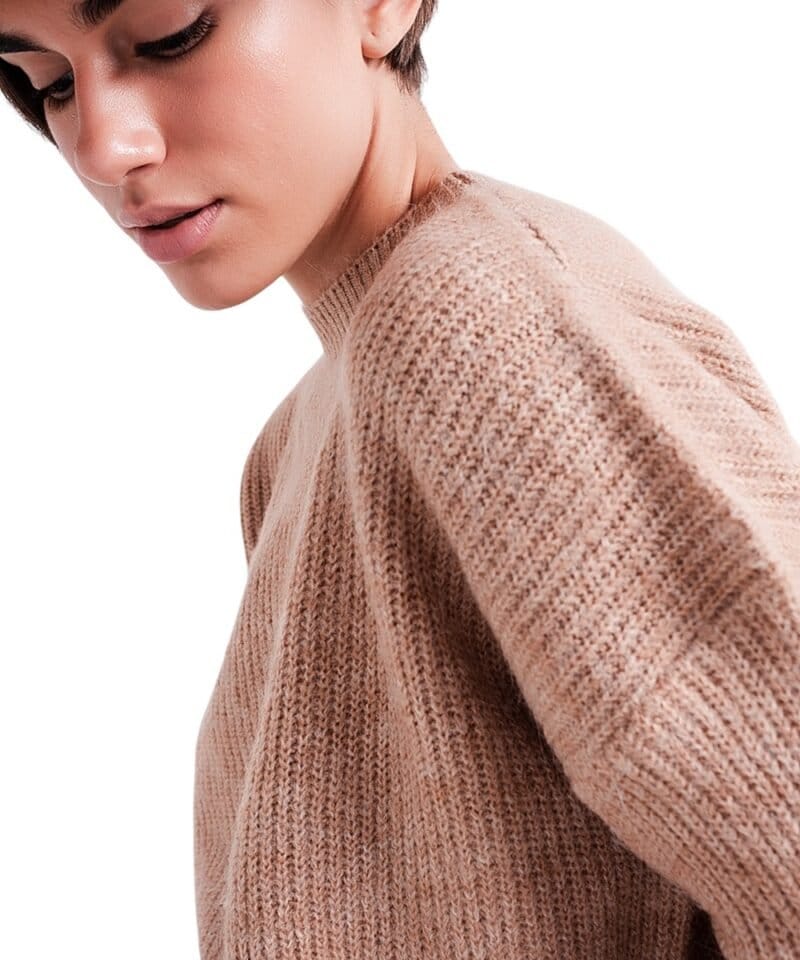 Trui-Winter-Must-taupe-licht-bruin-bruine-dames-truien-met-korte-col-dikke-warme-trendy-fashion-sweaters-detail-Photoroom