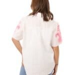 Wit Hemd Boho Pink witte dames hemden blouses met geborduurde roze details katoenen zomer kleding kopen bestellen achter-Photoroom