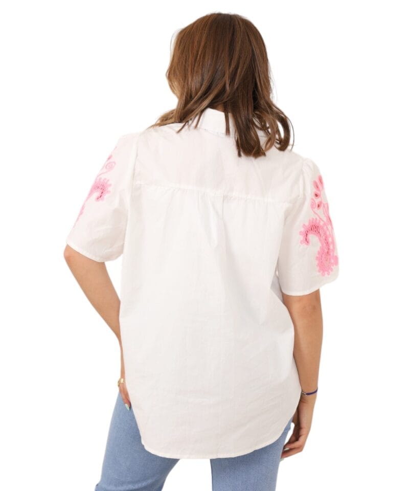 Wit Hemd Boho Pink witte dames hemden blouses met geborduurde roze details katoenen zomer kleding kopen bestellen achter-Photoroom