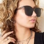 Zonnebril-Smooth-Love-grijs-grijze-dames-zonnebrillen-zilveren-detail-zijkanten-trendy-festival-brillen-musthaves-kopen-bestellen-yehwang-model1-Photoroom