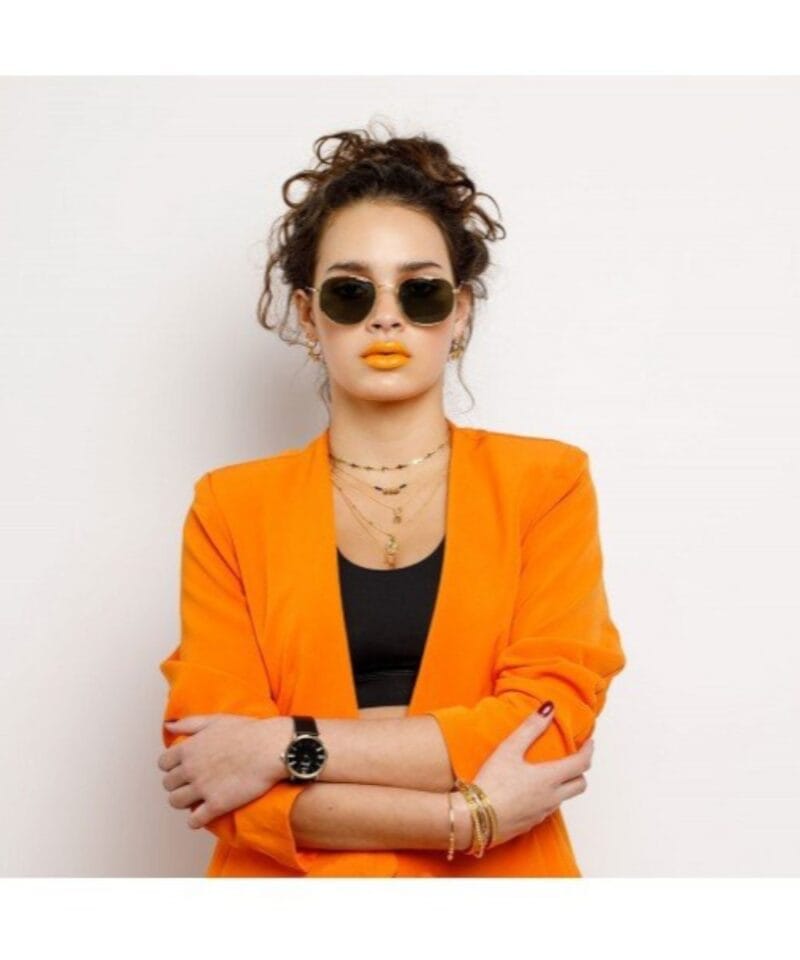 Zonnebril-Tough-Girl-Groen-groene-glazen-gouden-montuur-hippe-fashion-piloten-brillen-iets-hoekig-brillen-2018-2019-shop-online-goedkoop-stoere-dames-brillen model-Photoroom