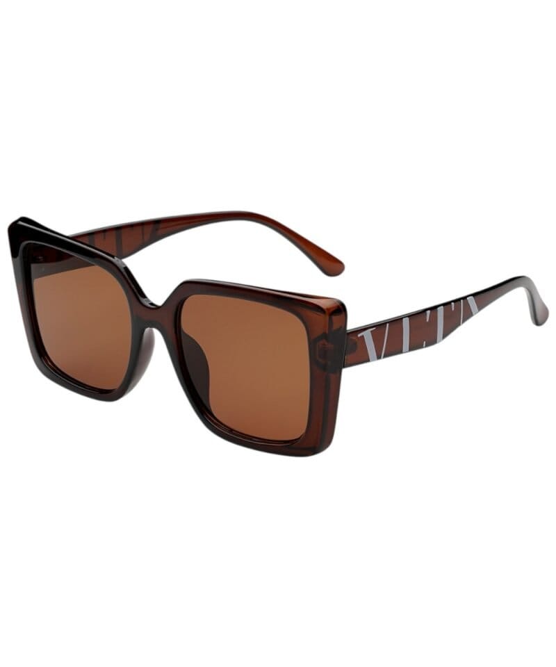 Zonnebril-VLTA-camel-bruin-bruine-vierkante-dames-zonnebrillen-vlta-tekst-zijkanten-trendy-festival-brillen-musthaves-kopen-bestellen-yehwang-Photoroom