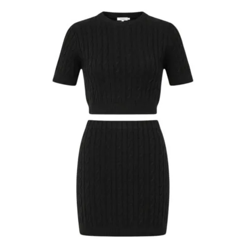 Zwart-Tweedelig-Gebreide-top-met-rok-kabelpatroon-dames-kleding-bestellen-trendy-fashion-musthaves-e1591809754292-Photoroom