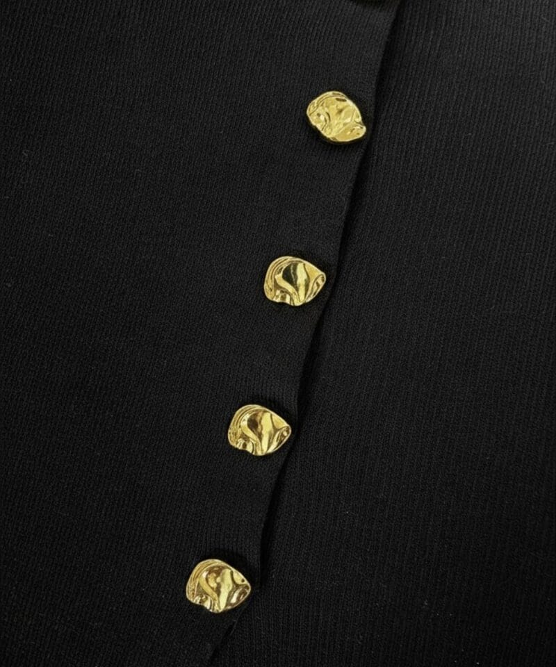 Zwart Vest Gouden Knopen zwarte lange mouwen trendy dames vesten cardigan warm chique fashion detail1-Photoroom