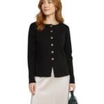 Zwart Vest Gouden Knopen zwarte lange mouwen trendy dames vesten cardigan warm chique fashion model 1-Photoroom