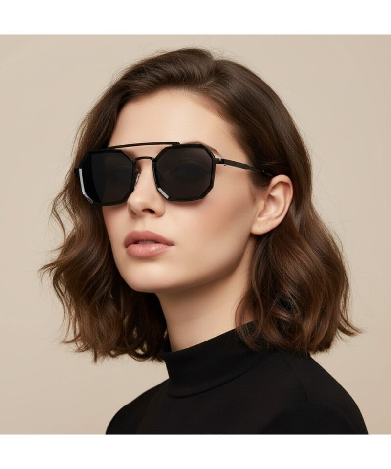 Zwarte Zonnebril Lumi zwart zonnebrillen gouden details sunglasses brillen zomer kopen bestellen model