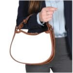 Leren Handtas Nuccia beige half ronde schoudertas cognac hengsels details chique trendy dames tassen leer kopen model