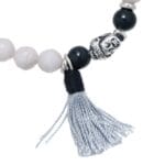 Armband-Buddha-wit witte-kralen-zwart-armband-zilveren-bedel-en-beige-kwastje-boho-dames-sieraden-armbanden detail