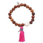 Armband-Haaientand-bruin-bruine-kralen-armband-zilveren-bedel-en-roze-kwastje-boho-dames-sieraden-armbanden