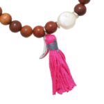 Armband-Haaientand-bruin-bruine-kralen-armband-zilveren-bedel-en-roze-kwastje-boho-dames-sieraden-armbanden-detail