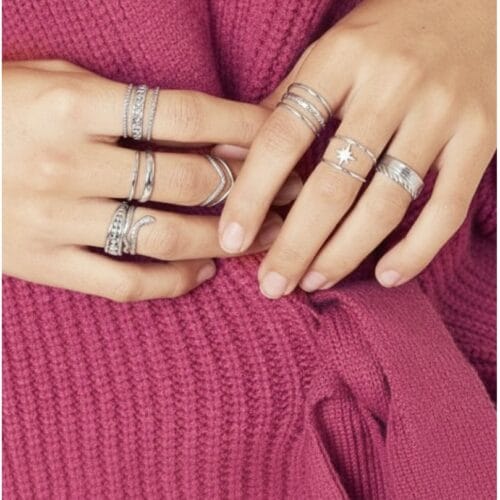 Brede-Ring-Layers-zilver-zilveren-trendy-lagen-ringen-dames-open-ringen-fashion-yehwang-sieraden-kopen model