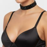 Choker-Ultimate-Glam-zwart-zwarte-brede-chokers-ketting-zwarte-stenen-met-slotje-musthave-kettingen-vrouwen model