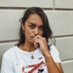 Dubbele-Ketting-La-Reina-goud-gouden-2-schakelkettingen-met-munt-layerd-necklage-online-kettingen-dames-sieraden-kopen-fashion model