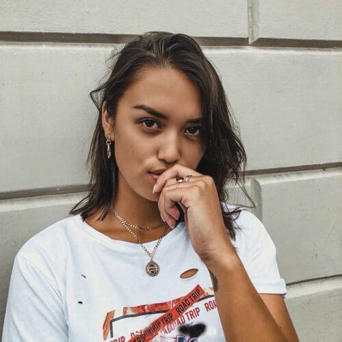 Dubbele-Ketting-La-Reina-goud-gouden-2-schakelkettingen-met-munt-layerd-necklage-online-kettingen-dames-sieraden-kopen-fashion model