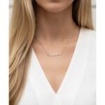 Ketting-Baby-Girl-rose-gouden-rvs-dames-ketting-met-tekst-mooie-valentijn-kado-musthave-accessoires-mode-fashion-kopen model