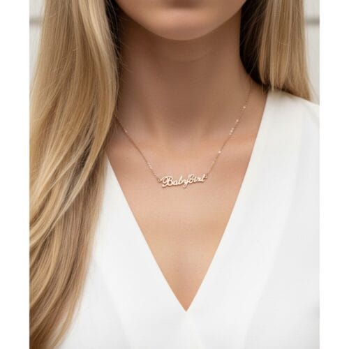 Ketting-Baby-Girl-rose-gouden-rvs-dames-ketting-met-tekst-mooie-valentijn-kado-musthave-accessoires-mode-fashion-kopen model