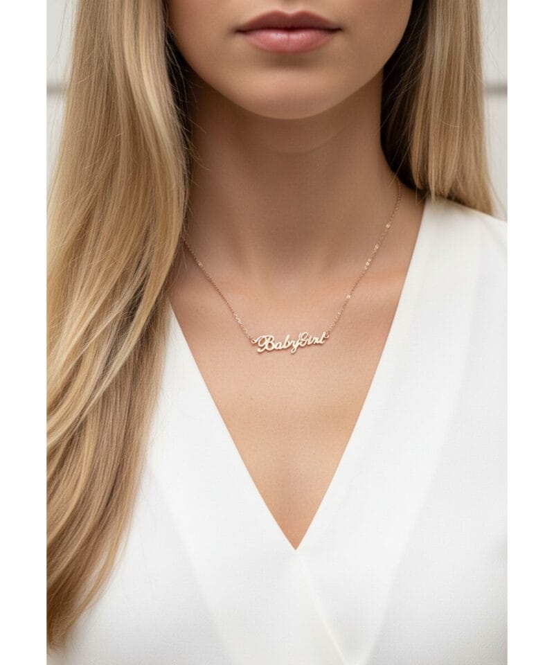 Ketting-Baby-Girl-rose-gouden-rvs-dames-ketting-met-tekst-mooie-valentijn-kado-musthave-accessoires-mode-fashion-kopen model