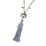 Ketting-Halve-Maan-grijs-grijze-lange-dames-kettingen-met-zilveren-maan-bedel-en-wollen-kwastje-boho-kettingen-detail