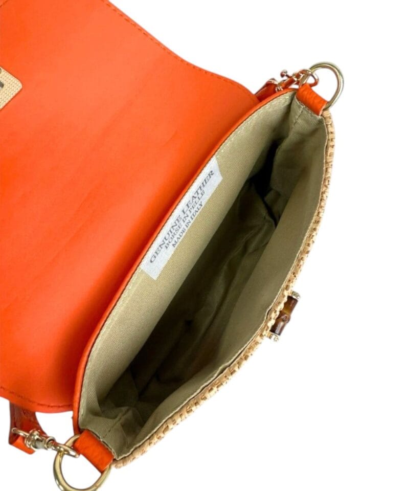 Leren Schoudertas Raffia Love cognac leren schoudertas raffia met leer houten draaislot lang gouden kettinghengsel musthave fashion bags tassen kopen binnen-Photoroom
