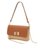 Leren Schoudertas Raffia Love cognac leren schoudertas raffia met leer houten draaislot lang gouden kettinghengsel musthave fashion bags tassen kopen zij-Photoroom