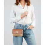 Leren Schoudertas Raffia Love cognac leren schoudertas raffia met leer houten draaislot lang gouden kettinghengsel musthave fashion bags tassen kopen.jpg model 11