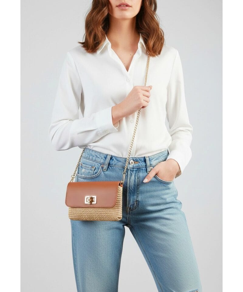 Leren Schoudertas Raffia Love cognac leren schoudertas raffia met leer houten draaislot lang gouden kettinghengsel musthave fashion bags tassen kopen.jpg model 11