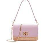 Leren Schoudertas Raffia Love lila roze leren schoudertas raffia met leer houten draaislot lang gouden kettinghengsel musthave fashion bags tassen kopen-Photoroom