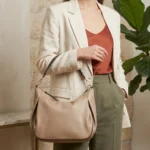 Leren Schoudertas Rosan taupe ruime zacht leren schoudertas donker bruine hengsel details leder tassen dames kopen bestellen model