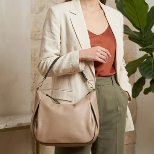 Leren Schoudertas Rosan taupe ruime zacht leren schoudertas donker bruine hengsel details leder tassen dames kopen bestellen model