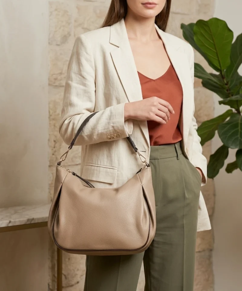 Leren Schoudertas Rosan taupe ruime zacht leren schoudertas donker bruine hengsel details leder tassen dames kopen bestellen model