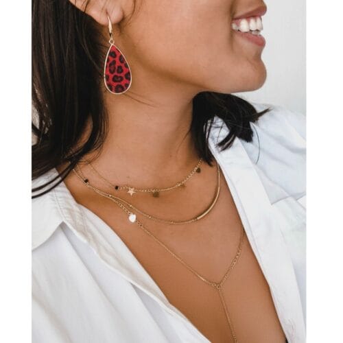 Oorbellen Animal Spots Gouden-Oorbellen-Red-Leopard-gouden-dames-oorbellen-met-rode-leopard-panter-print-sieraden-kopen-bestellen model