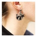 Oorbellen-Bling-Leaf-zwart-zilveren-glas-oorbellen-oorhangers-dames-sieraden-kerst-chique-sexy-oorbellen-fashion-musthaves-model model