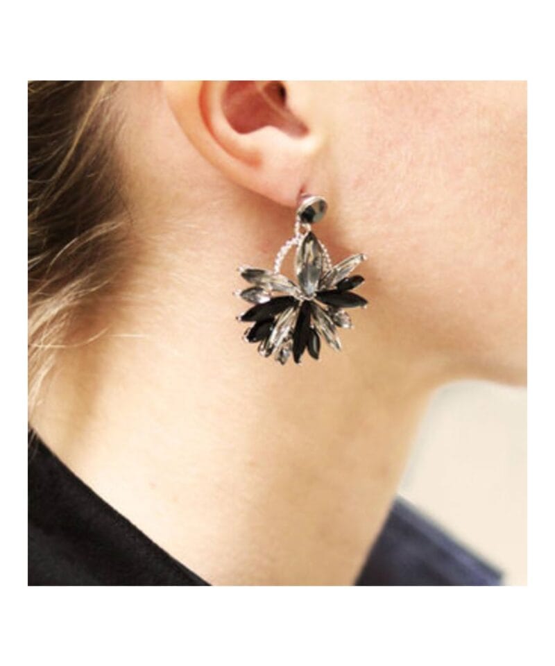 Oorbellen-Bling-Leaf-zwart-zilveren-glas-oorbellen-oorhangers-dames-sieraden-kerst-chique-sexy-oorbellen-fashion-musthaves-model model