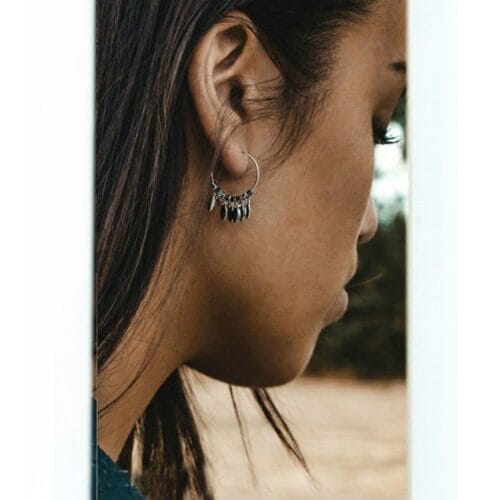 Oorbellen-Dancing-Leaves-zilver-zilveren-ronde-dames-oorbellen-creolen-zilveren-bedeltjes-boho-earrings-bestellen model