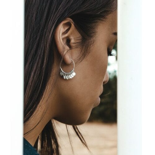 Oorbellen-Dancing-Rounds-zilver-zilveren-oorbel-creolen-muntjes-rvs-dames-sieraden-fashion-musthaves-kopen model