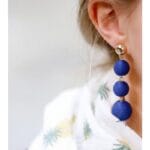 Oorbellen-Happy-Balls-blauw-blauwe-lange-oorbel-oorhanger-rondjes-touw-musthave-fashion-oorbellen-earrings-look-a-like-online model