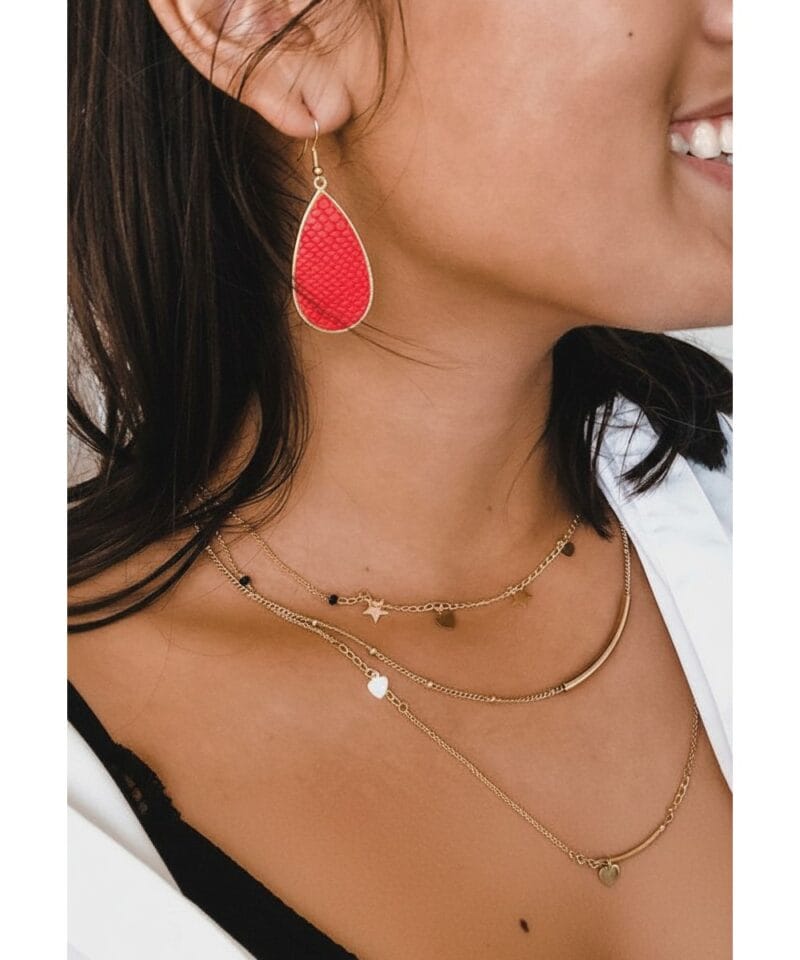 Oorbellen Matte Snake Gouden-Oorbellen-Red-Snake-gouden-dames-oorbellen-met-rode-slangenprint-sieraden-kopen-bestellen model
