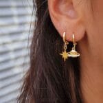 Oorbellen-Saturn-goud-gouden-oorbel-planeten-oorknopjes-sieraden-dames-online-kopen model