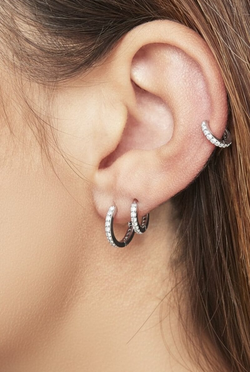 Oorbellen-Setje-Rounds-zilver-zilveren-dames-oorbellen-met-steentjes-rvs-earrings-trendy-bestellen model